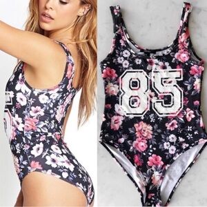 Forever 21 Floral Scoop Neck Graphic Bodysuit Women’s Size Medium